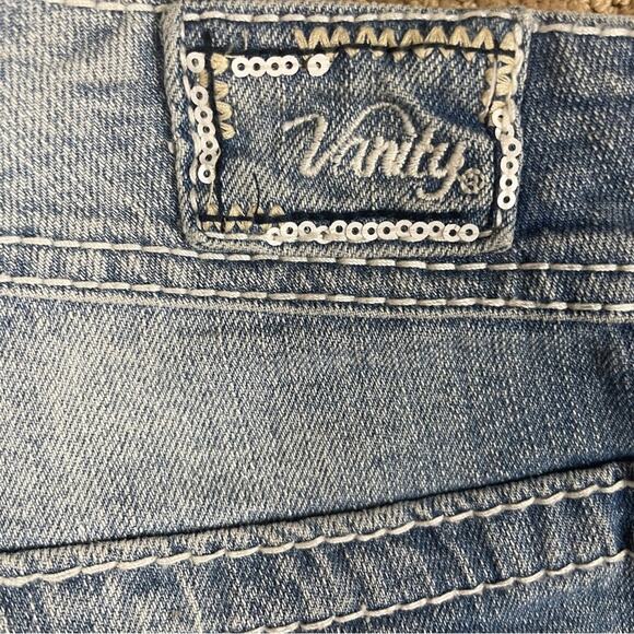 Vanity Premium Distressed Curvy Cropped Jeans Size 29 NWT - Picture 4 of 9